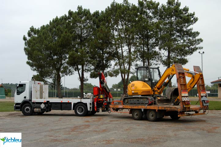 attelage-camion-livraison-cuve-enfouie-gaz-avec-remorque-tracto-pelle