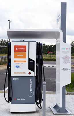 Borne-de-recharge-rapide-véhicules-électriques-Corri-door-EDF-Landes-Photo-Picbleu
