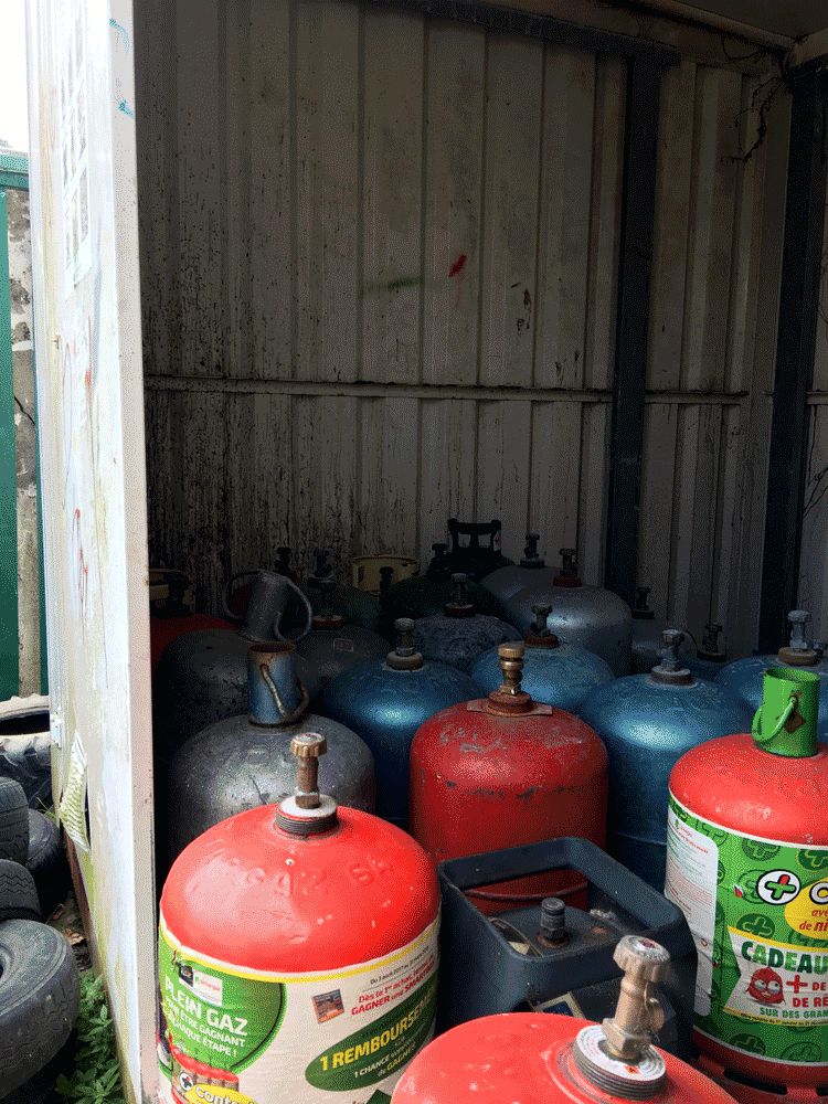 bouteilles-de-gaz-abandonnées-dechetterie.png