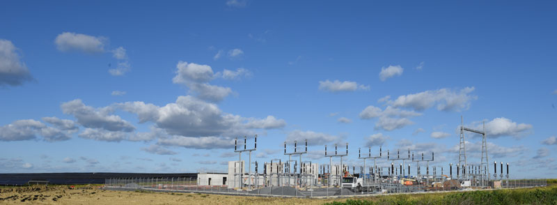 champ-agricole-occupe-panneaux-photovoltaiques-solaires-centrale-électrique