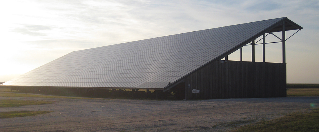 Hangar-couvert-panneaux-photovoltaïques-énergies-renouvelables.JPG