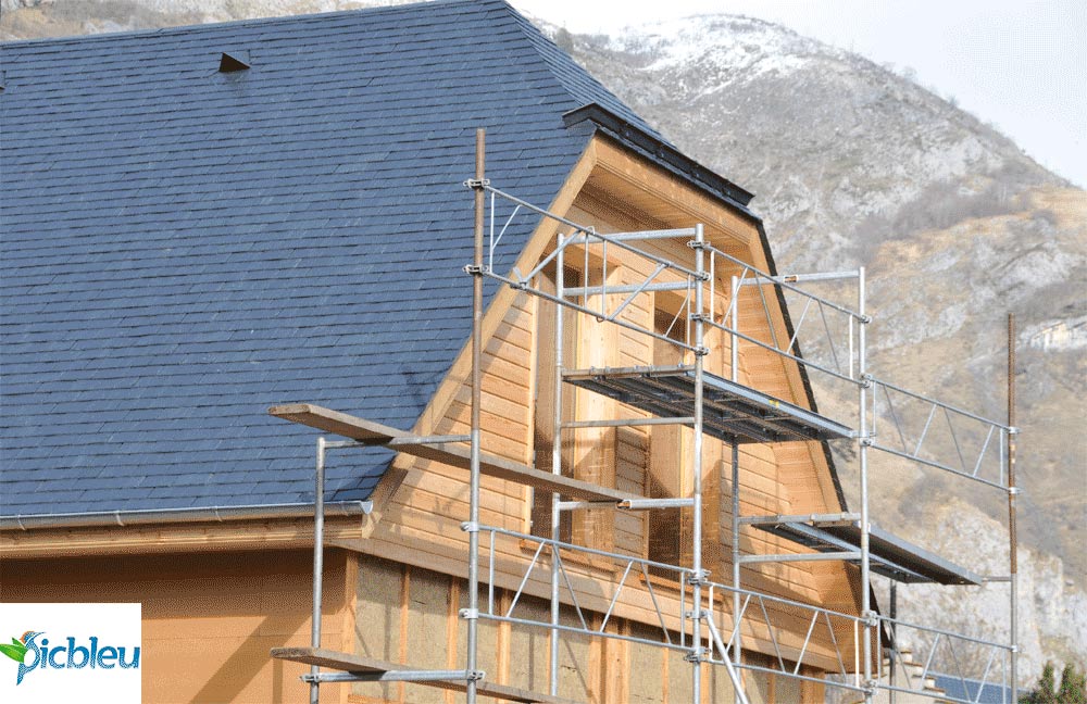 maison-normes-re-2020-ossature-bois-en-construction