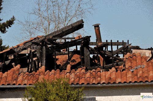 maison-toit-brûlé-suite-incendie-court-circuit.jpg