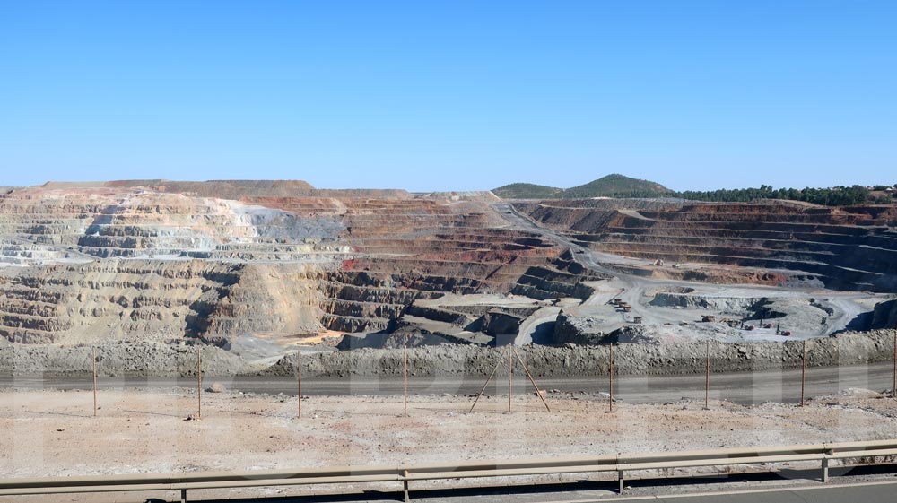 mine-ciel-ouvert-avec-gradins-rio-tinto-huelva-espagne