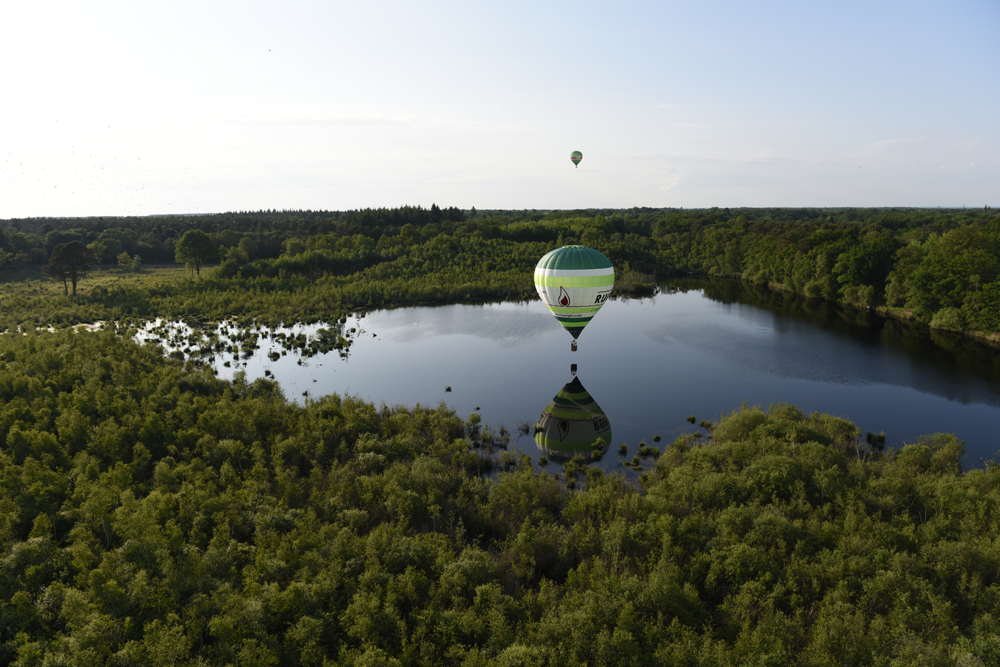 montgolfières-fonctionnant-au-gaz-au-dessus-lac