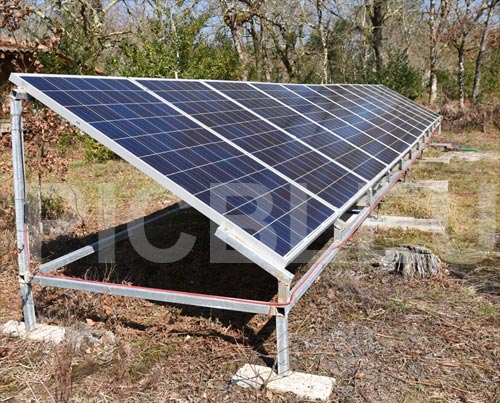 panneaux-photovoltaïques-posés-au-sol-forêt-batterie