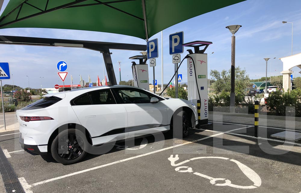 station-de-recharge-voiture-electrique-autoroute