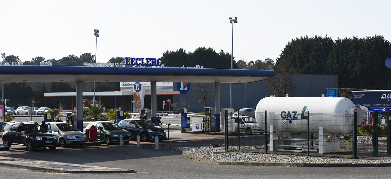Station Leclerc grande distribution gaz carburant véhicule Photo Picbleu
