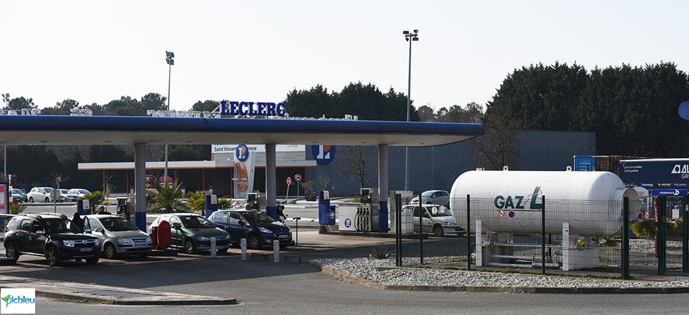 Station-Leclerc-grande-distribution-gaz-carburant-véhicule-Photo-Picbleu