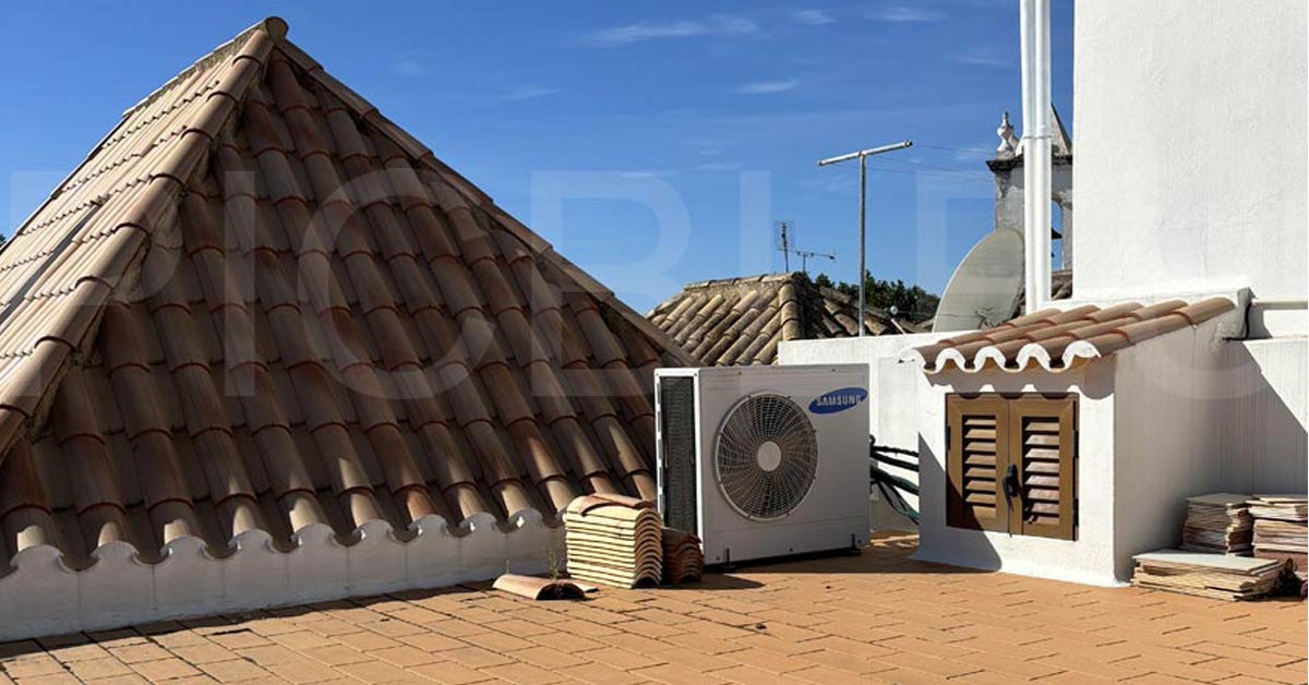unite-exterieure-pompe-a-chaleur-terrasse-habitation.jpg