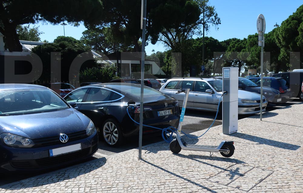 voiture-electrique-et-trottinette-borne-publique-recharge