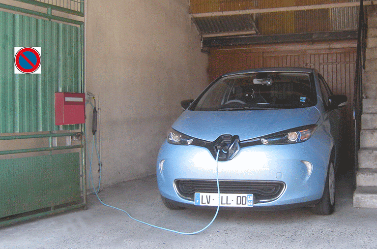 Voiture-électrique-Renault-en-recharge