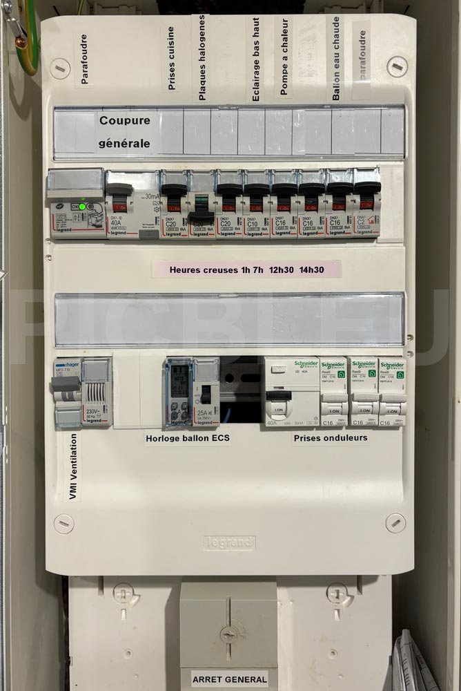 tableau_de_distribution_electrique_indiquant_heures_pleines_heures_creuses